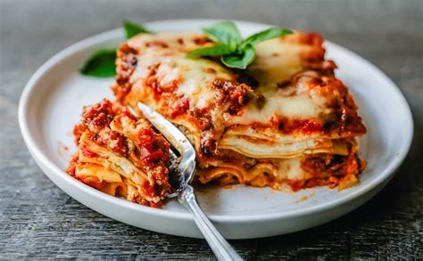 DAD'S CLASSIC LASAGNA .